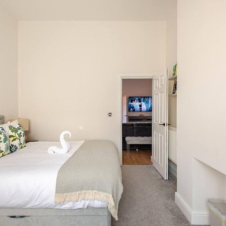 Stylish Flat In Central Location With Free Parking Swindon Dış mekan fotoğraf