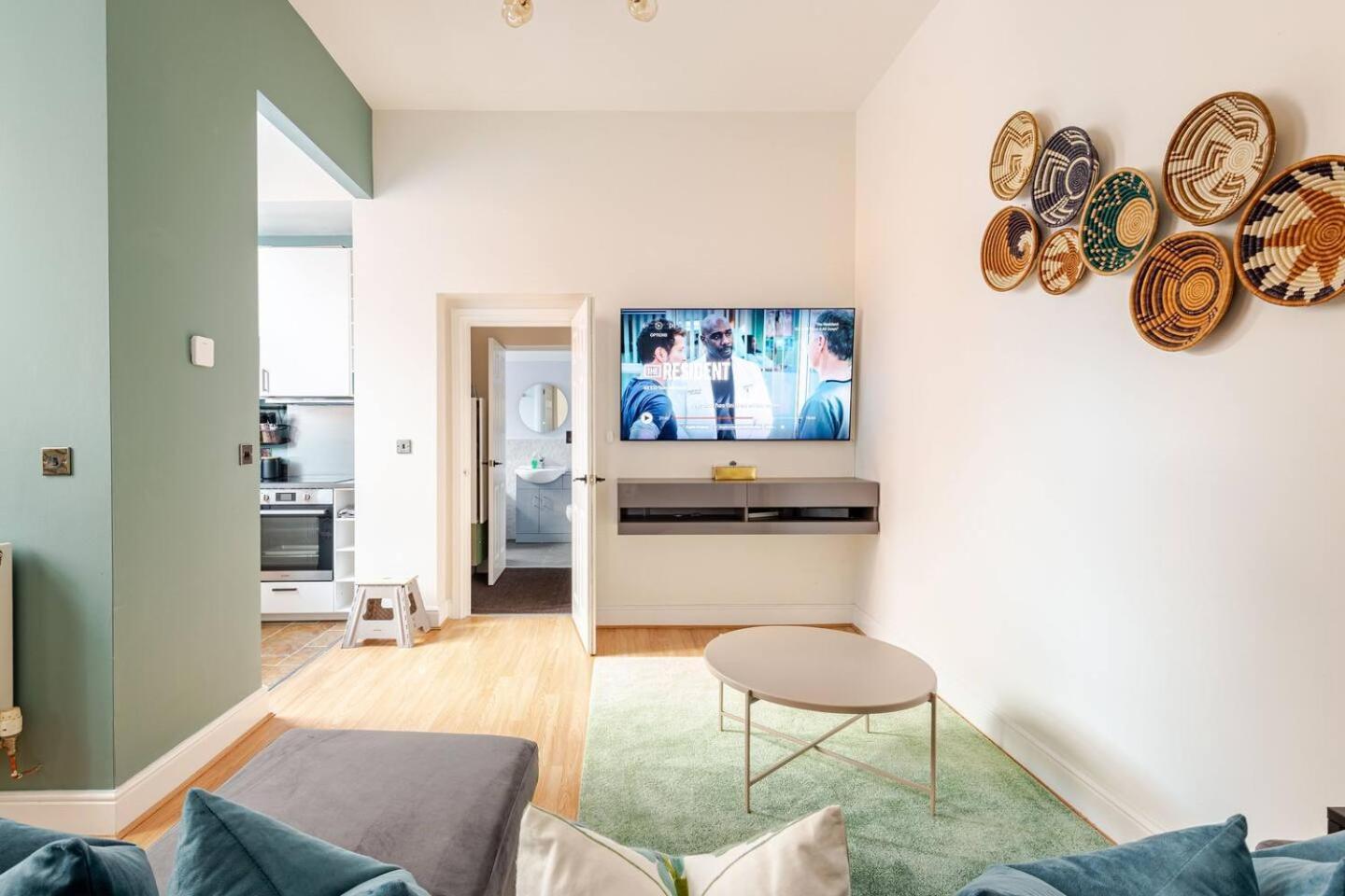 Stylish Flat In Central Location With Free Parking Swindon Dış mekan fotoğraf