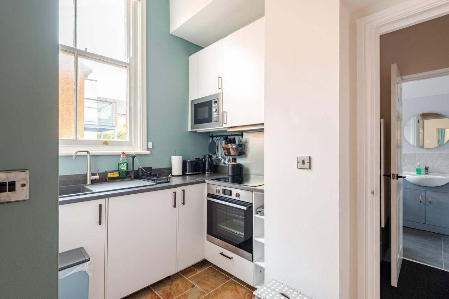 Stylish Flat In Central Location With Free Parking Swindon Dış mekan fotoğraf