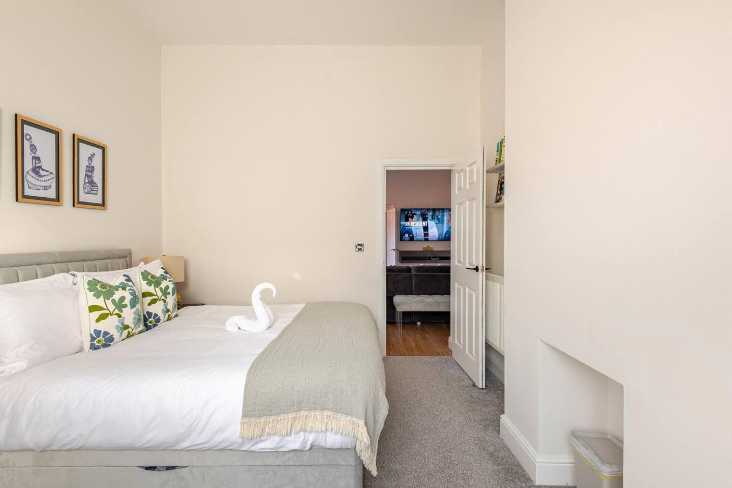 Stylish Flat In Central Location With Free Parking Swindon Dış mekan fotoğraf